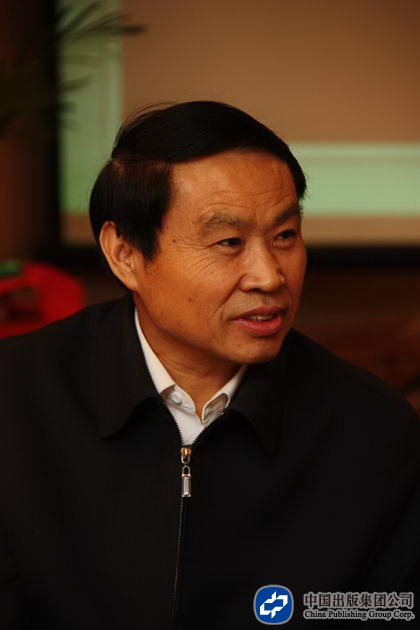 作家周大新出席《当代》长篇小说2012年度论坛，同时周大新的作品《安魂》荣获《当代》长篇小说论坛2012年度最佳奖