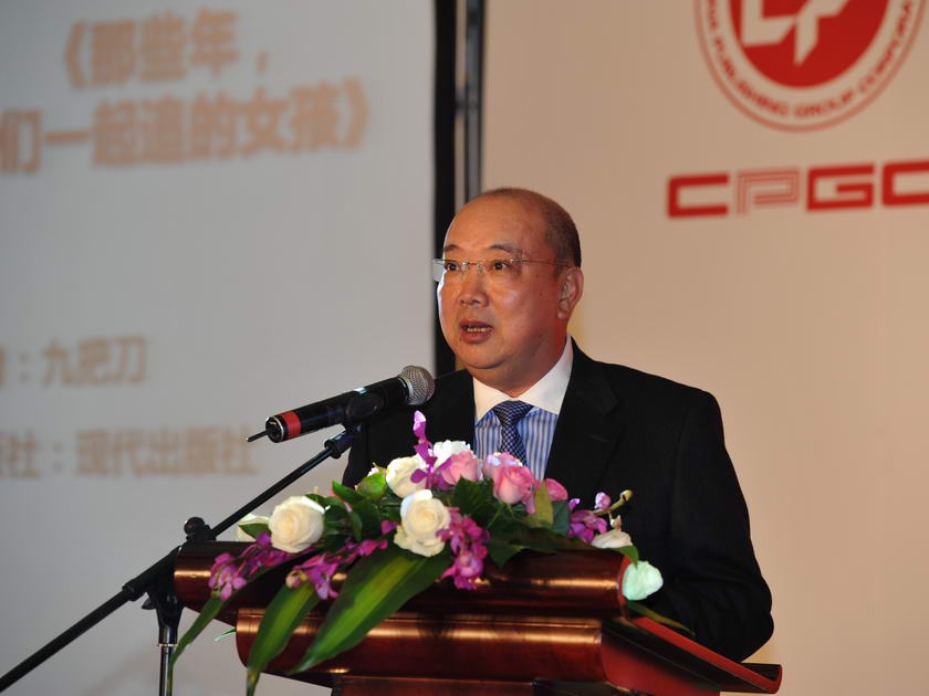 中国出版集团党组书记、副总裁王涛在经销商大会上宣布入选2012年中国出版集团“双推计划”年度优秀图书的名单。