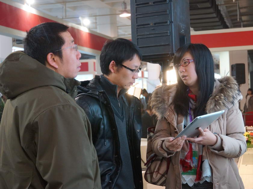 中国出版集团公司数字出版展示区，工作人员为读者介绍大会大佳移动产品。