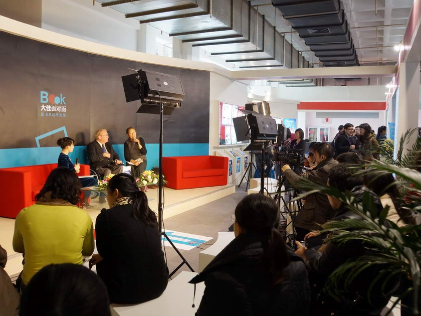 中国出版集团公司数字出版展示区，大佳网正在举行嘉宾访谈。