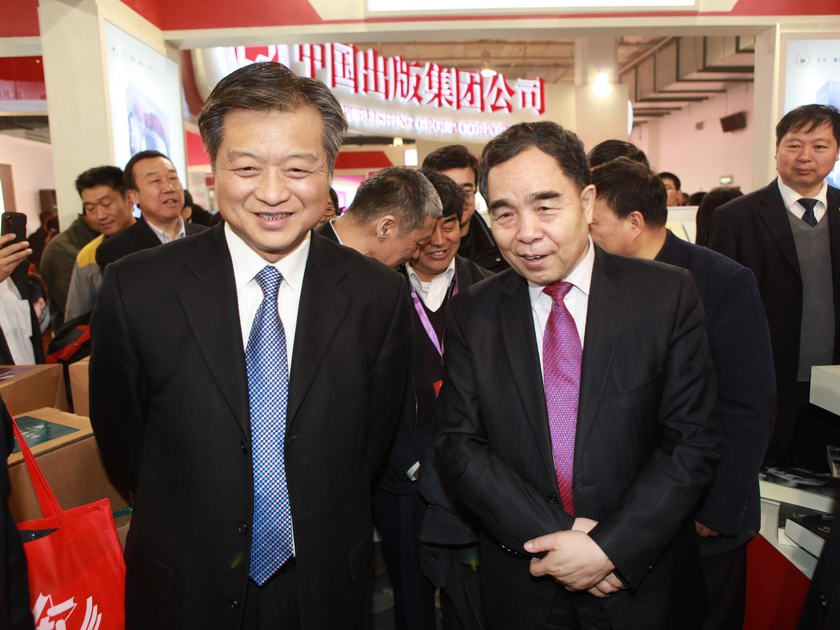 谭跃总裁陪同国家新闻出版总署署长柳斌杰参观中国出版集团公司展台