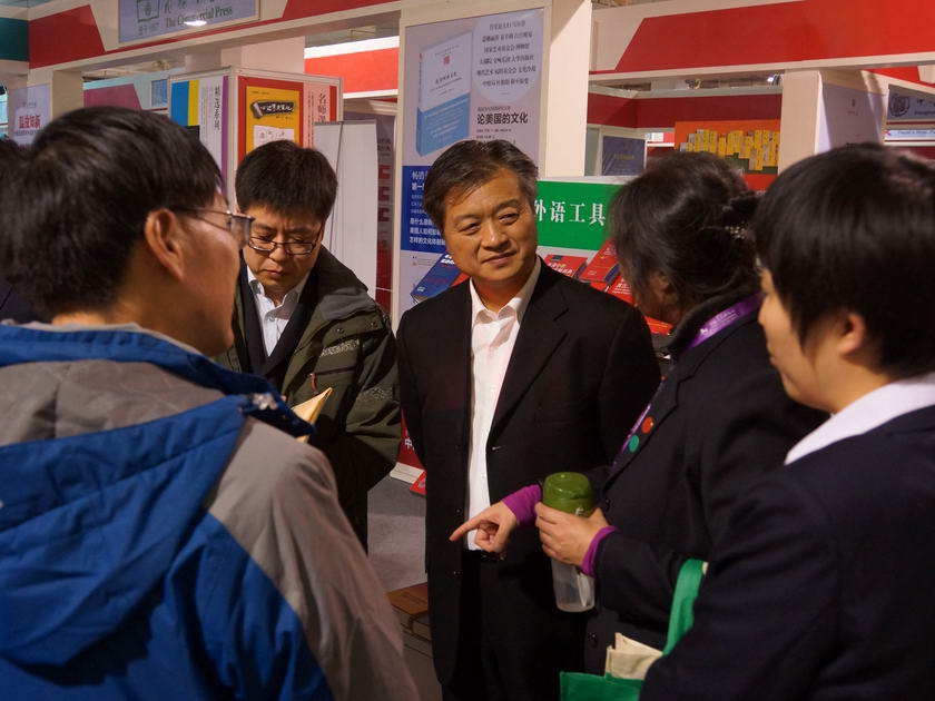 谭跃总裁视察中国出版集团公司商务印书馆展台
