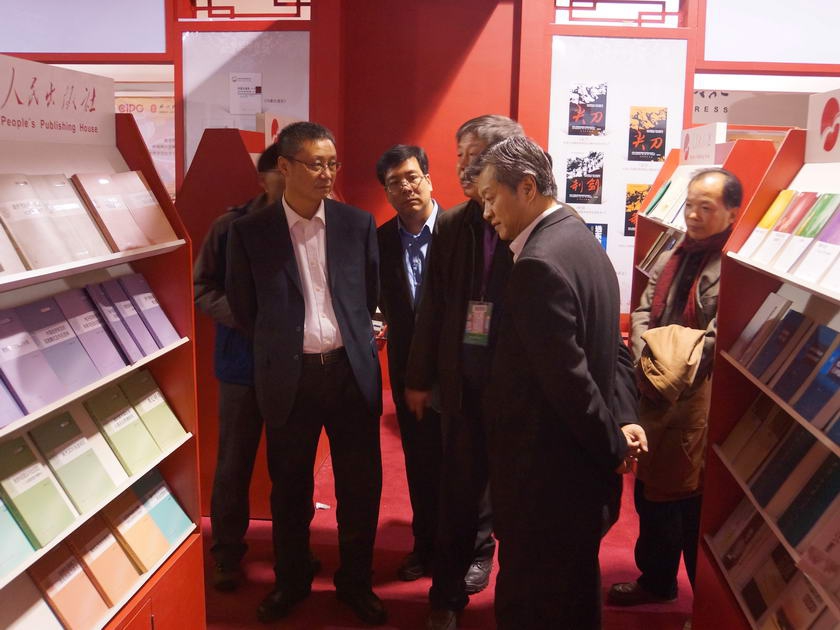 谭跃总裁参观人民出版社展台