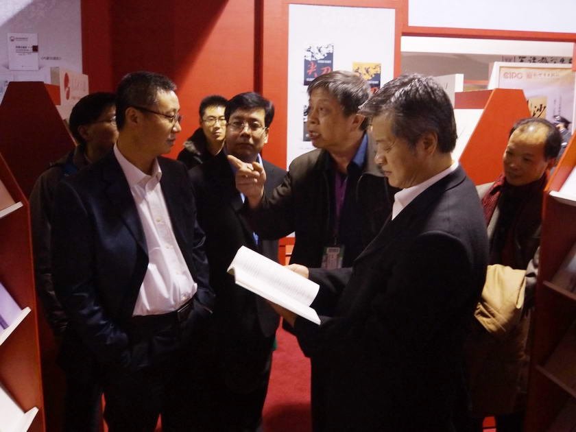 谭跃总裁参观人民出版社展台