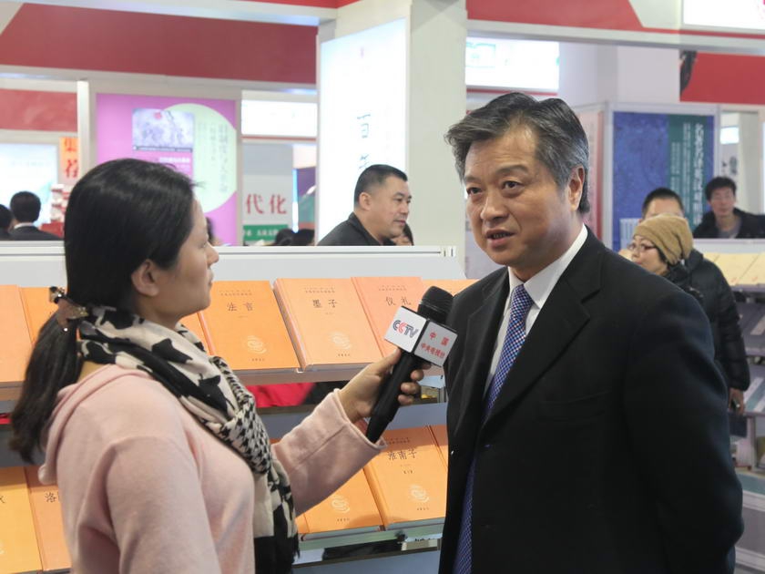 谭跃总裁在中国出版集团公司展台区，接受中央电视台专访。