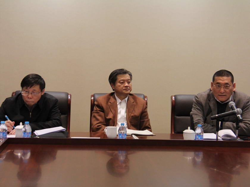1月16日至17日，中国出版集团公司2013年度工作会议召开。图为谭跃总裁参加第三组讨论现场。