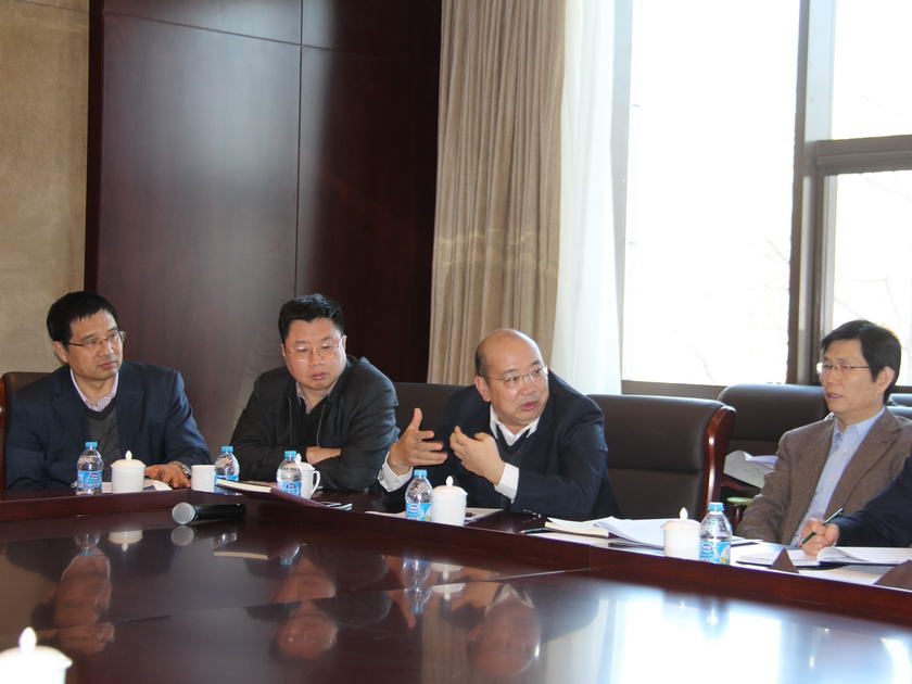 1月16日至17日，中国出版集团公司2013年度工作会议召开。图为王涛书记参加第五组讨论现场。