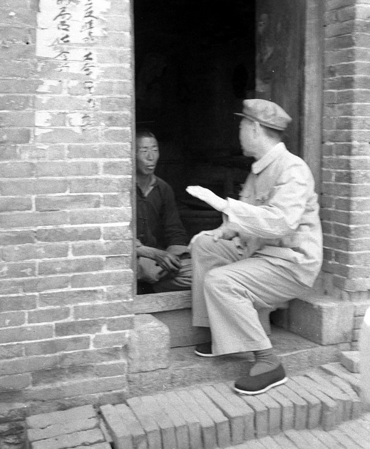 1961年5月，周总理坐在一户农家的门槛上，与社员唠起了家常。 