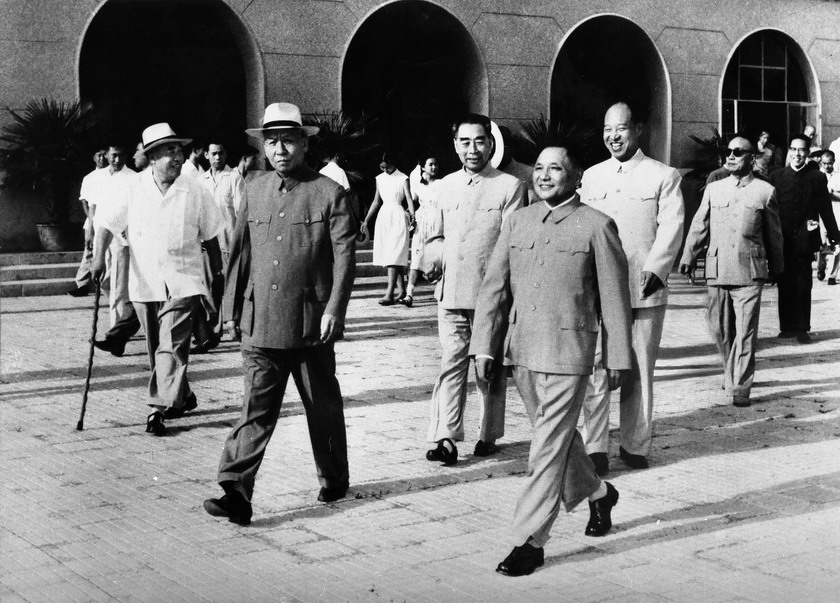 1963年7月5日，邓小平率中共代表团第三次赴莫斯科，刘少奇、周恩来等领导人亲自送行。