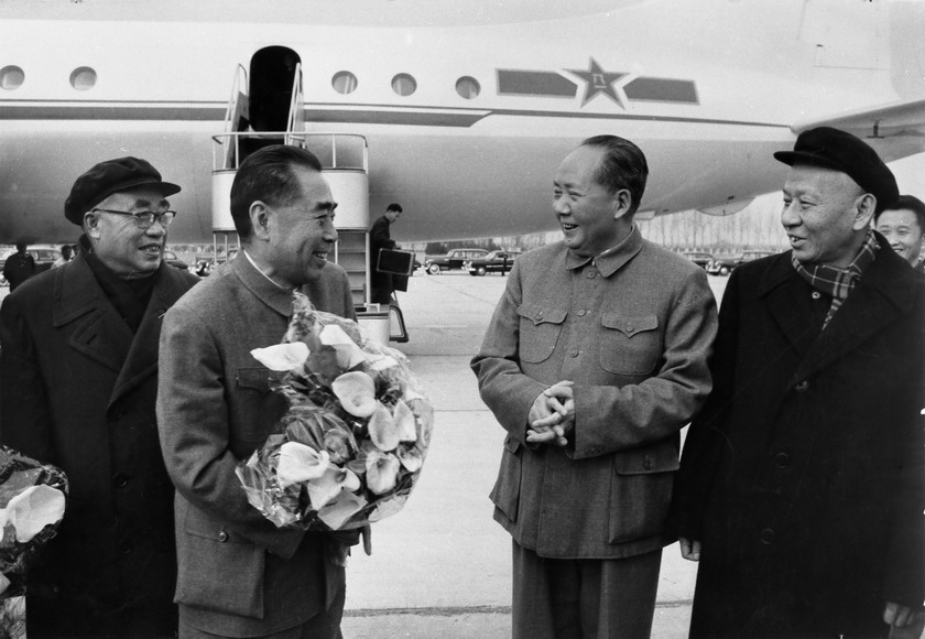 周恩来访苏归来，毛泽东亲自去机场迎接。此照片成为经典历史瞬间（安康摄）