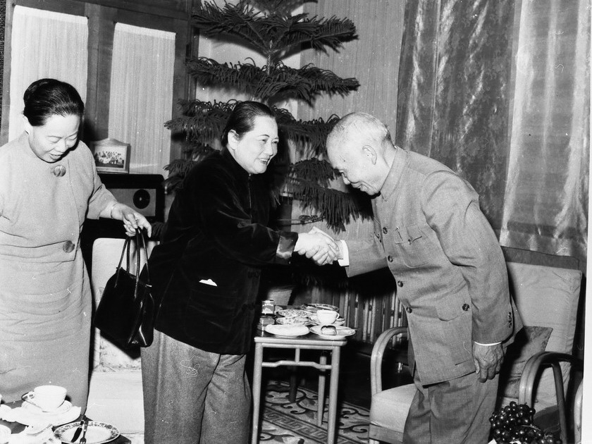 1965年10月5日，宋庆龄副主席接见了从国外归来的李宗仁和夫人郭德洁，以及秘书程思远和夫人石泓女士。