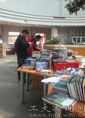 北京工业大学图书馆携手中图举办外文图书展活