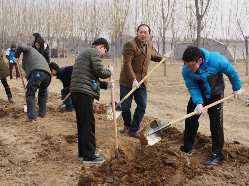 集团团委组织团员青年参加新春植树活动。图为参加植树活动人员正在按照划定的位置和标准挖树坑。