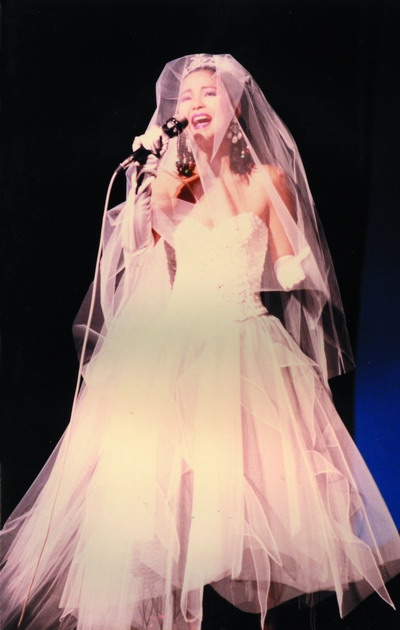 1985年NHK演唱会婚纱装