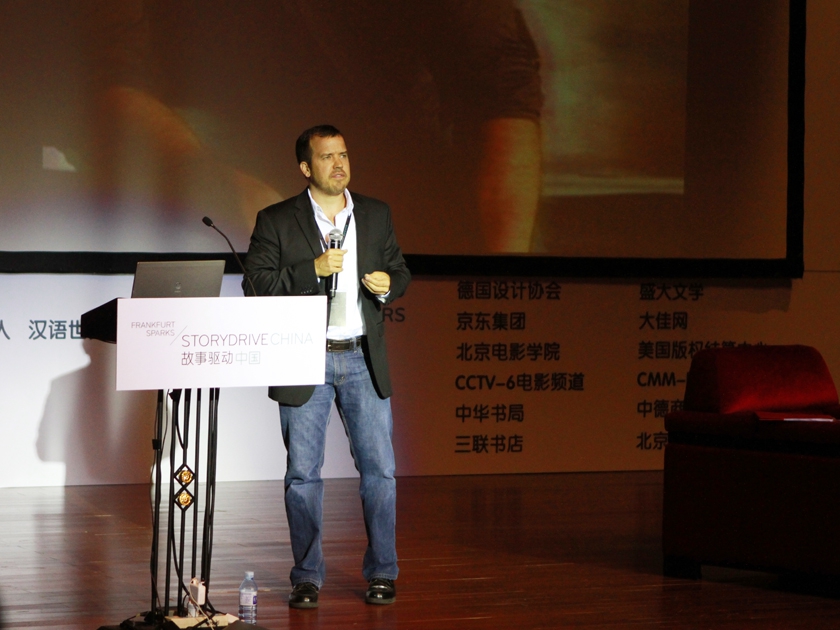 5月28日-6月1日，第二届（京交会）故事驱动中国大会（StoryDriveChina）在北京国家会议中心举办。故事驱动中国大会是由法兰克福书展及德国图书信息中心在中国举办的、以全媒体为关注点的世界级文化创意产业专业盛会。图为美国作家乔纳森·高特肖在2013故事驱动中国上演讲。