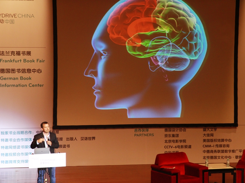 5月28日-6月1日，第二届（京交会）故事驱动中国大会（StoryDriveChina）在北京国家会议中心举办。故事驱动中国大会是由法兰克福书展及德国图书信息中心在中国举办的、以全媒体为关注点的世界级文化创意产业专业盛会。图为美国作家乔纳森·高特肖在2013故事驱动中国上演讲。