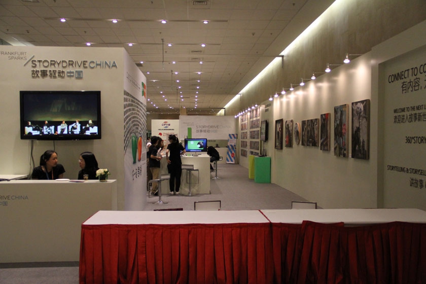 5月29日，第二届故事驱动中国大会（StoryDriveChina）在北京国家会议中心举行。在本届大会上，围绕全媒体背景下的“讲故事和卖故事”、内容价值的最大化、跨媒体经营等热点话题，来自全球文学、出版、电影、游戏、设计等各界领军人物与现场300多位嘉宾共同分享了内容产业的超前理念和运营经验。图为2013故事驱动中国联合展台。