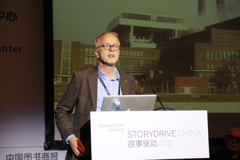 5月29日，第二届故事驱动中国大会（StoryDriveChina）在北京国家会议中心举行。在29日下午举办的主题为“亮点单元（一）”活动上，十位来自德国顶级设计机构的代表，为我们介绍创意产业中的“讲故事之道”——如何用“词汇”来讲故事。图为德国设计协会成员诺伯特·格莱贝诗。