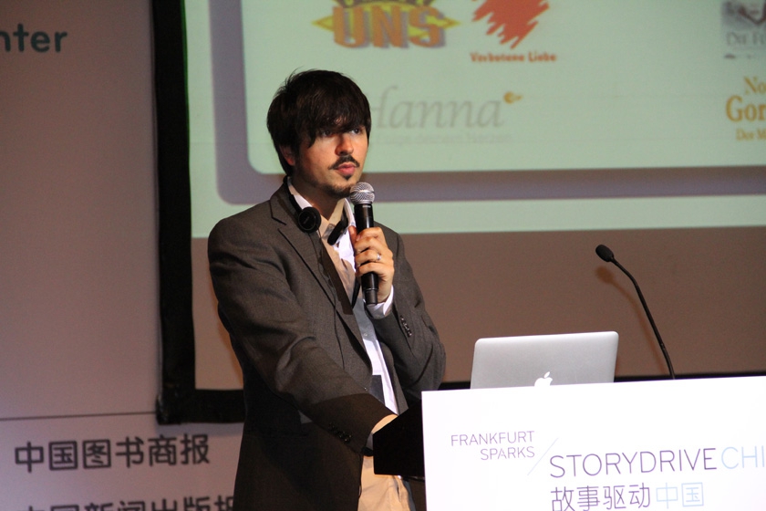 5月29日，第二届故事驱动中国大会（StoryDriveChina）在北京国家会议中心举行。在29日下午举办的主题为“成功之路（一）：在纸张和银幕之外–故事的未来”活动上，来自德国的UFA实验室创意总监克里斯蒂安·科斯塔-仓恩为大家介绍了一些电影互动传媒的相关问题。