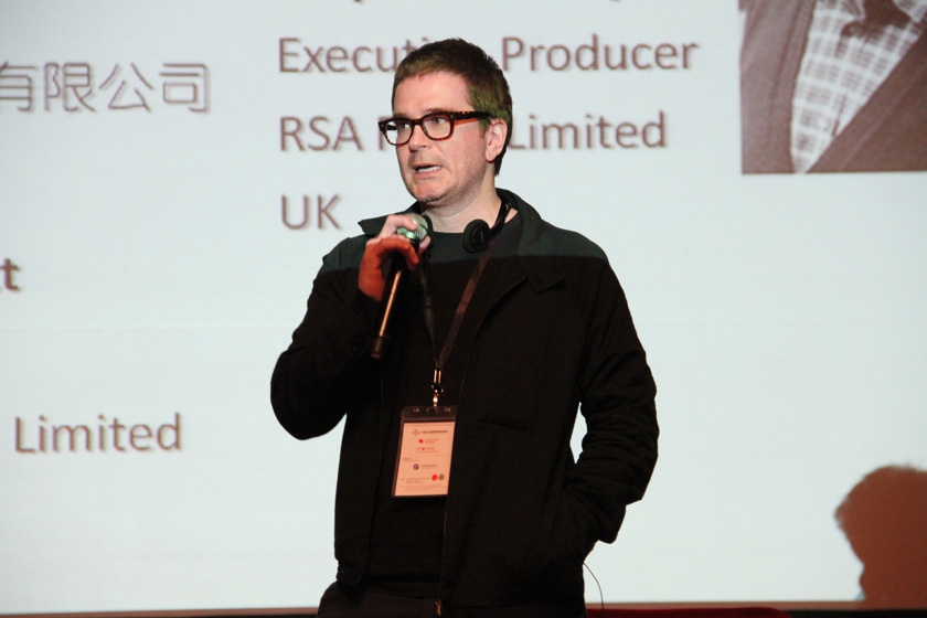 5月30日，第二届故事驱动中国大会（StoryDriveChina）在北京国家会议中心举行。在30上午举办的主题为“开幕主旨演讲”活动上，英国RSA影业有限公司执行制片人卡斯帕·德兰尼以及导演卢克·斯科特为大家介绍如何跨越内容与营销，虚构与现实，故事与游戏之间的界限来进行电影宣传。图为卢克·斯科特演讲。