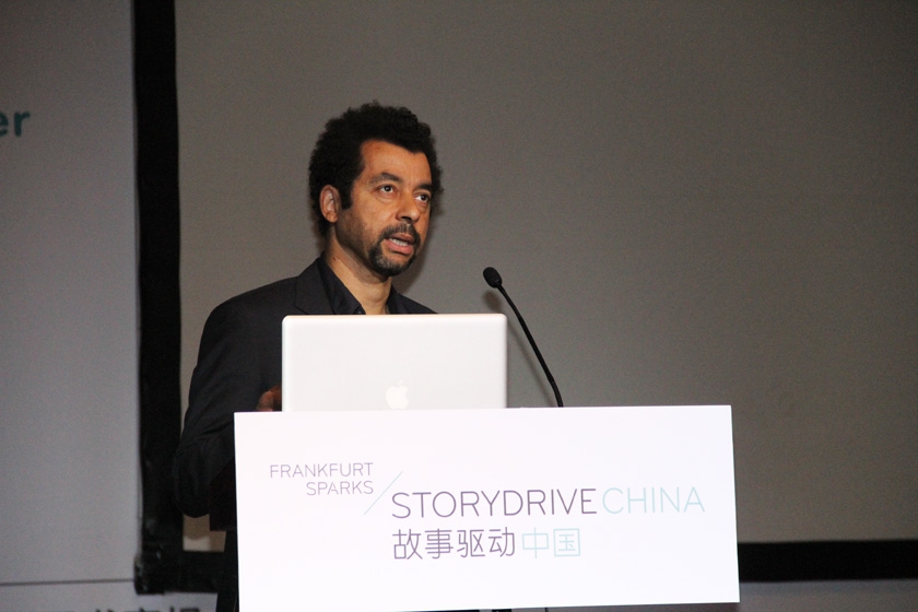 5月30日，第二届故事驱动中国大会（StoryDriveChina）在北京国家会议中心举行。在30日下午举办的主题为“亮点单元（二）”活动上，十位来自德国顶级设计机构的代表，为我们介绍创意产业中的“讲故事之道”——如何用“词汇”来讲故事。图为德国设计协会成员奥利弗·哈特。