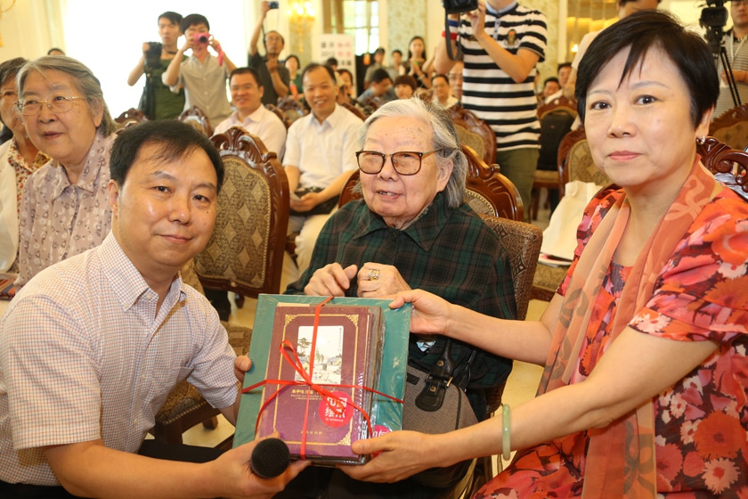 中国美术出版总社社长汪家明向北京阳光儿童早期教育实验中心创办人林佳楣主任赠送绘本图书和画作。