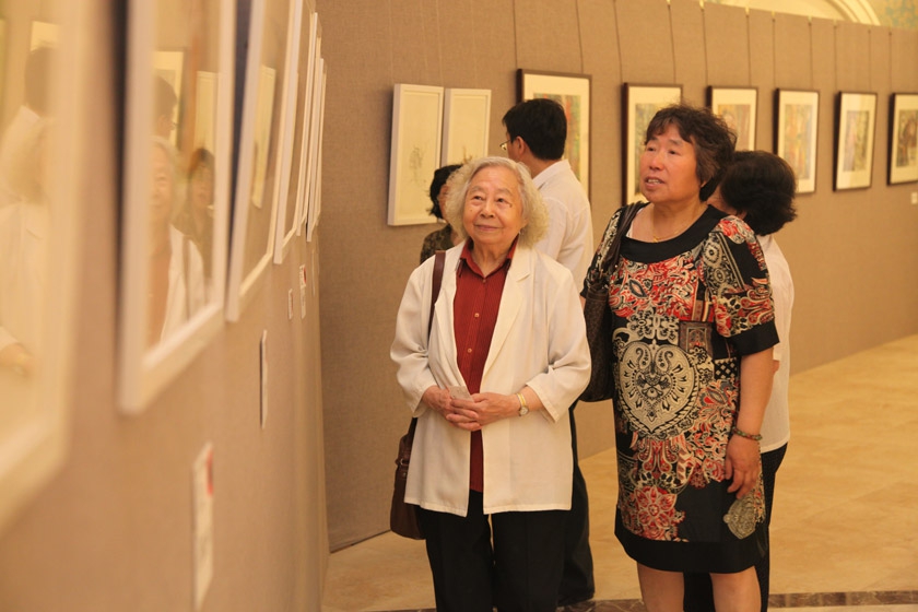 茅于燕教授参观绘本展。