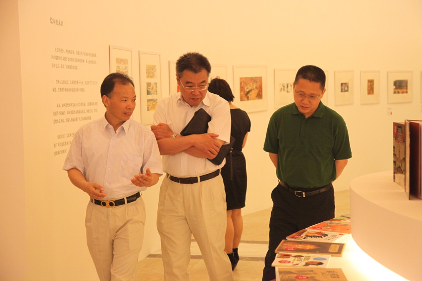 潘凯雄副总裁参观绘本展。