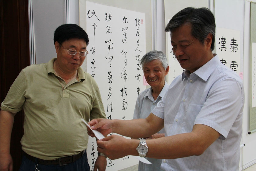 中国出版集团公司总裁谭跃出席开幕式。图为谭跃总裁阅览书法爱好者赠送的书法作品。