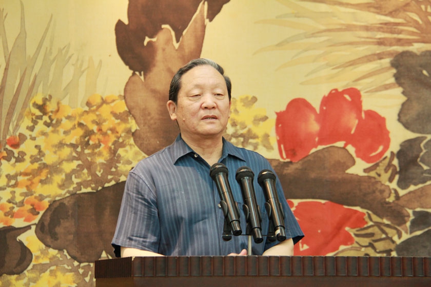 中直机关书画协会主席、经济日报社原社长武春河同志在开幕式上讲话。