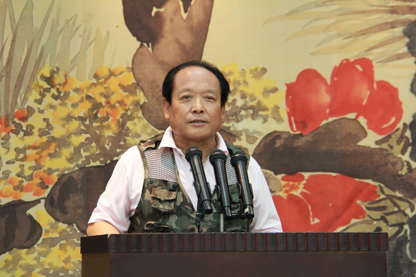 书法绘画摄影爱好者在开幕式上发言。