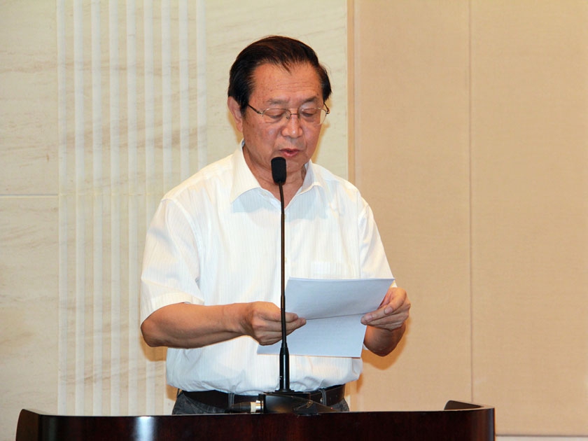 “伯鸿书香奖”启动仪式上，评委会主任杨牧之代表评审委员会作发言。