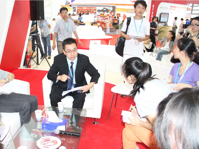 李岩副总裁接受媒体采访，介绍集团公司2013BIBF参展情况。