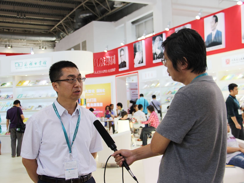 李岩副总裁接受中国电视读书频道记者采访。（摄影：李培芝）