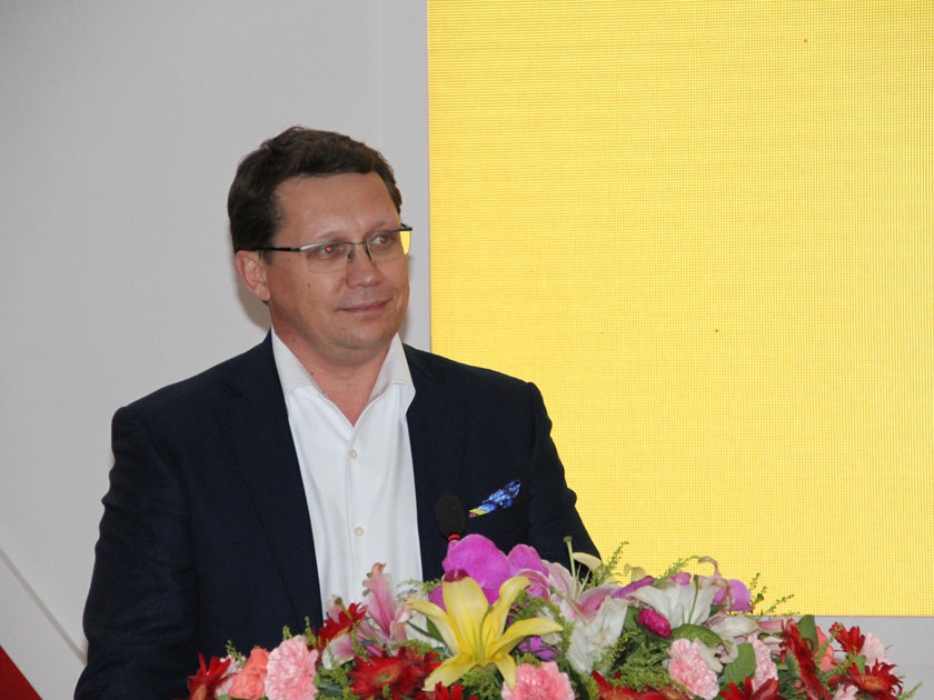 瑞奇集团中国总经理Eduard Konovalov（爱德华·科诺瓦罗夫）在《开心球》项目合作签约仪式上讲话。