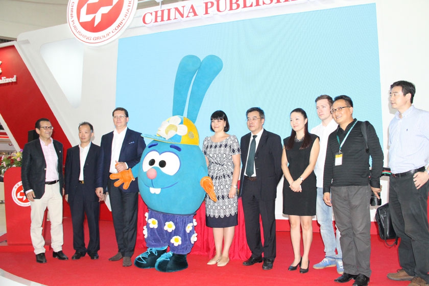 8月28日，在第二十届北京国际图书博览会上，中版集团数字传媒有限公司和俄罗斯瑞奇集团的《开心球》项目合作签约仪式成功举办。图为签约仪式现场。