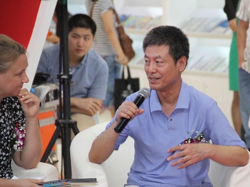 中国作协创研部主任梁海鹰在“多维视野下的中外版权合作”对谈活动上讲话。（摄影：袁思源）