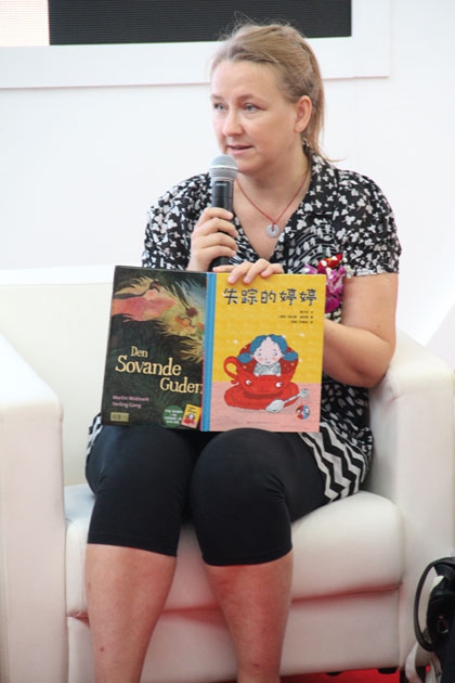瑞典驻华文化参赞伊爱娃女士在“多维视野下的中外版权合作”对谈活动上讲话。（摄影：袁思源）