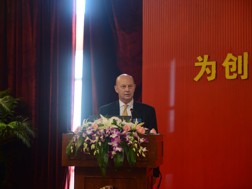 剑桥大学出版社亚洲总裁隆德先生在高管研习会上做题为“实现国际化”的演讲。