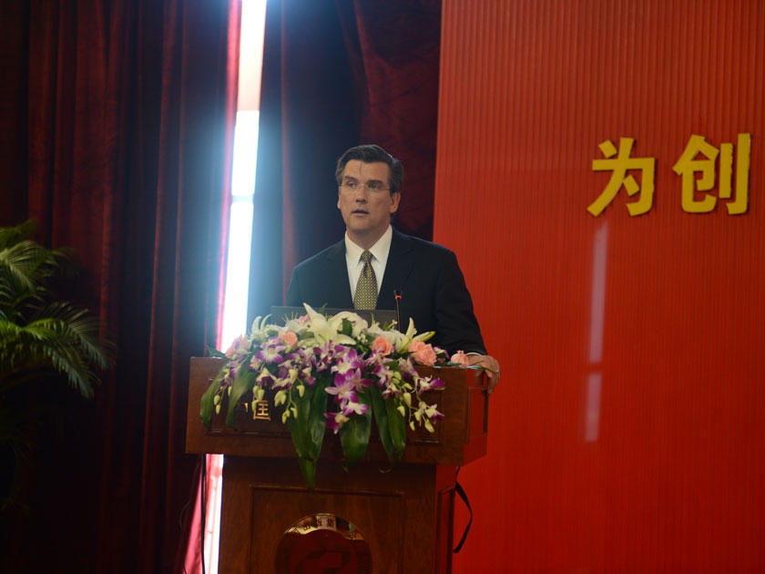 威科集团全球财务总裁凯文先生在高管研习会上做题为“数字世界，全球创新”的演讲。