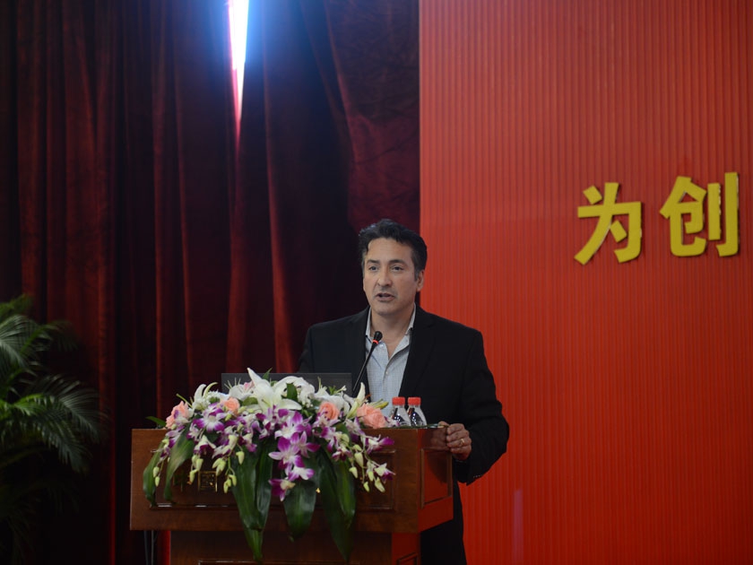 企鹅兰登高级副总裁凯旋先生在高管研习会上演讲。