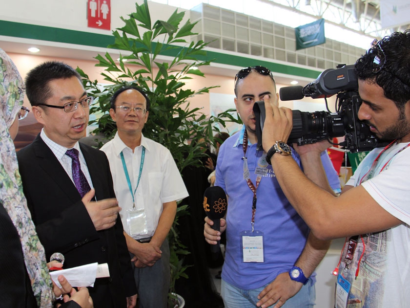 中国出版集团公司副总裁李岩接受沙特阿拉伯电视台采访。（摄影：李培芝）