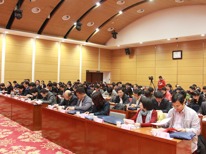 12月25日，中国出版集团公司隆重召开青年联合会成立大会。图为青联委员现场填写选票。