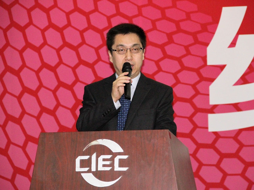1月8日，中国出版集团公司2014年经销商大会在中国国际展览中心（老馆）举行。图为中国出版集团公司副总裁李岩宣读2014年第一期“中版好书榜”，以及“中版好书榜”2013年度优秀图书两个榜单。