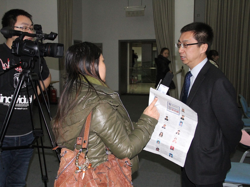 1月8日，中国出版集团公司2014年经销商大会在中国国际展览中心（老馆）举行。图为中国出版集团公司副总裁李岩接受采访。
