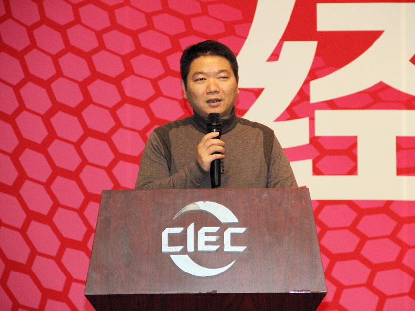 1月8日，中国出版集团公司2014年经销商大会在中国国际展览中心（老馆）举行。图为经销商代表、广东新华发行集团股份有限公司副总经理陈少波发言。