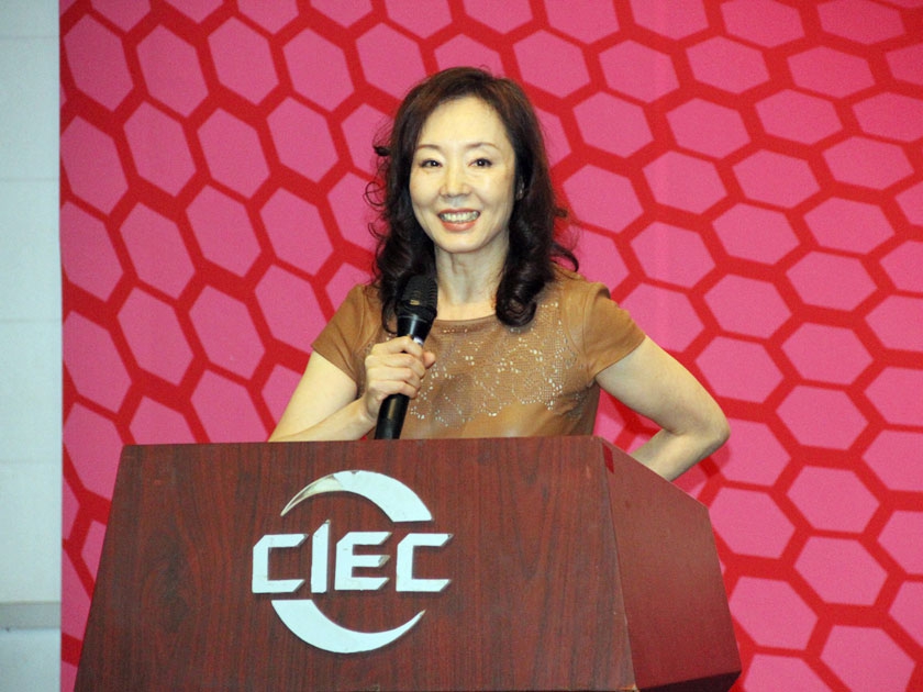 1月8日，中国出版集团公司2014年经销商大会在中国国际展览中心（老馆）举行。图为作家严歌苓在大会上发言。