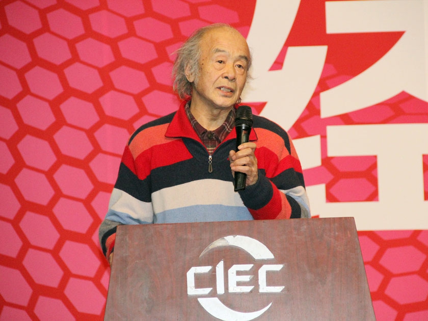 1月8日，中国出版集团公司2014年经销商大会在中国国际展览中心（老馆）举行。图为画家沈尧伊在大会上发言。