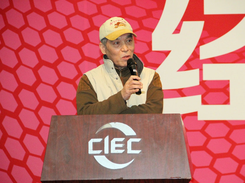 1月8日，中国出版集团公司2014年经销商大会在中国国际展览中心（老馆）举行。图为作家梁晓声在大会上发言。