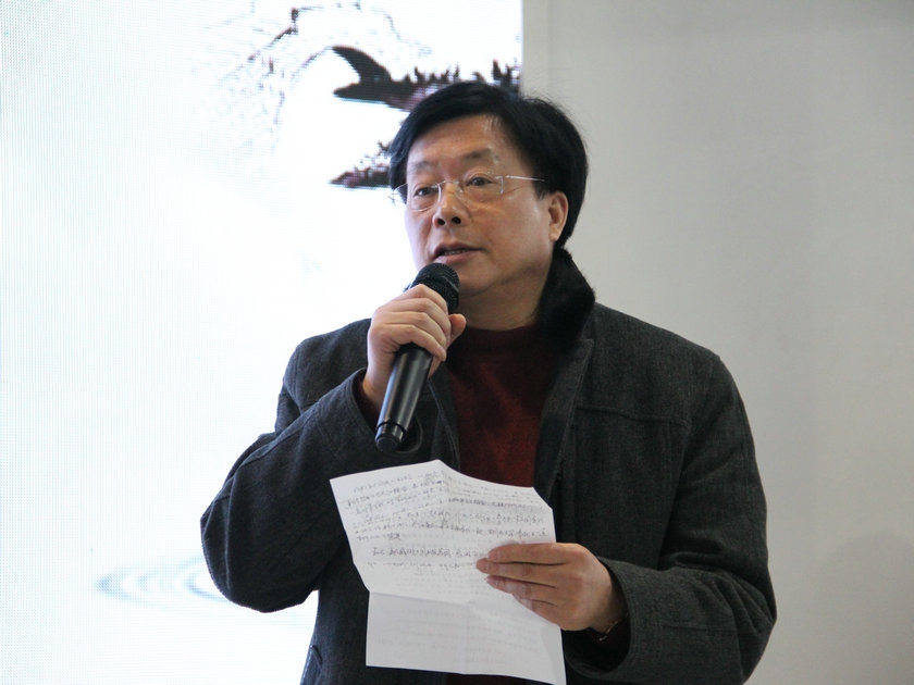 图为江苏宜兴陶瓷协会副会长程同德在活动现场讲话。